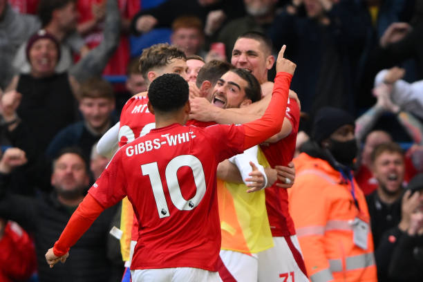 国足vs韩国老哥神评：解说杨旭抓紧换球衣踢吧；王钰栋基本功还需加练，未来是你们的.